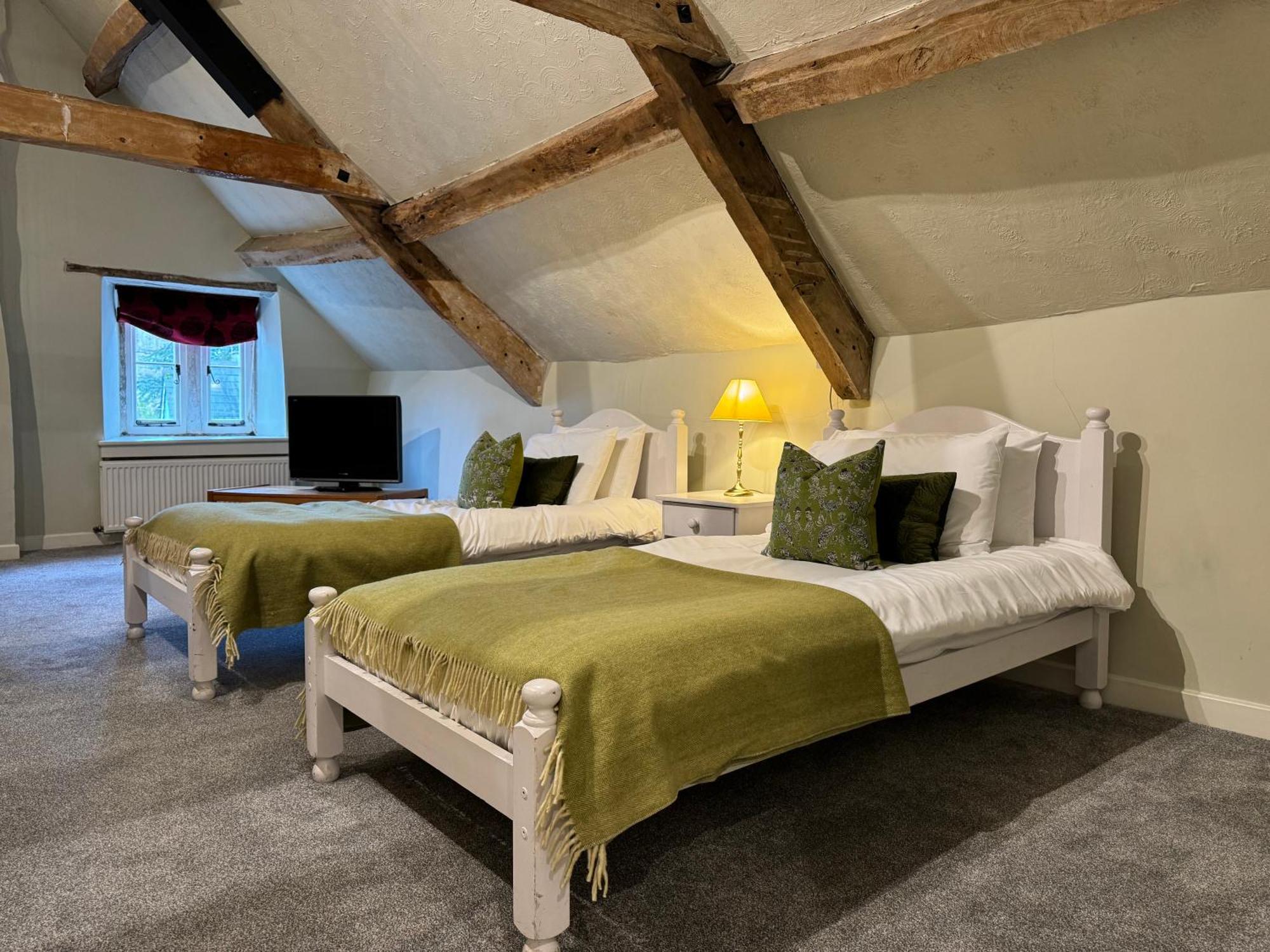 Hotel Neeld Arms Grittleton Exteriér fotografie